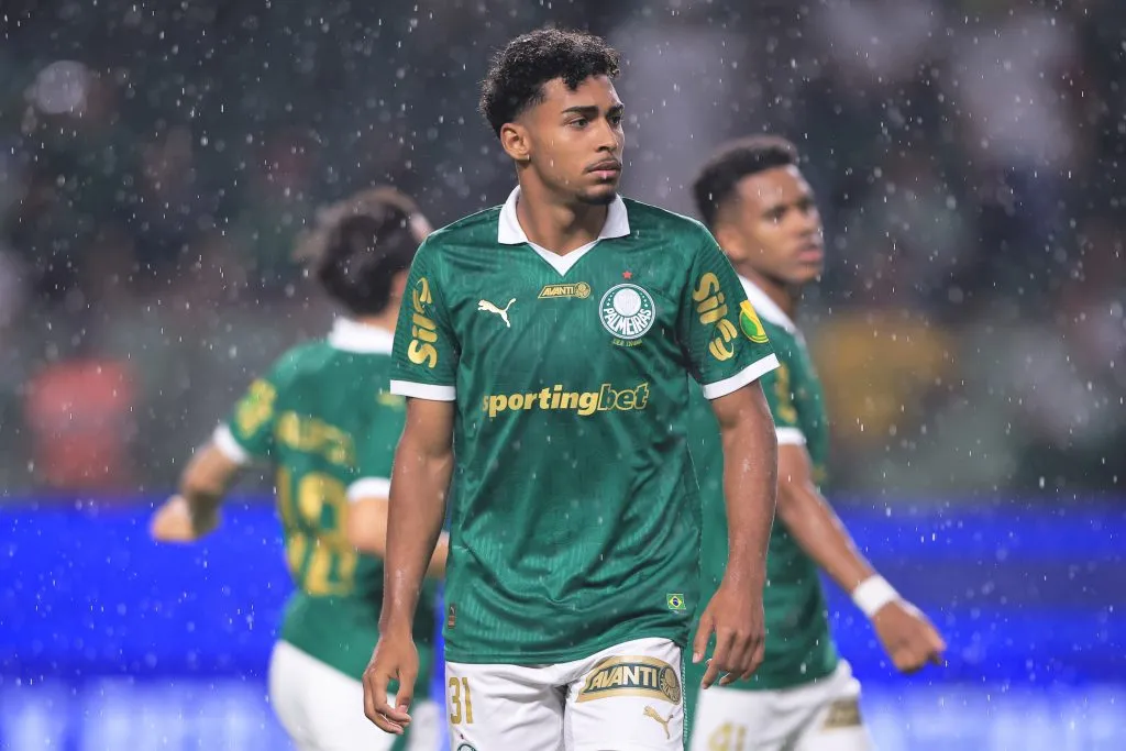 Luighi foi um dos jogadores que tietaram Suárez após a partida. Foto: Ettore Chiereguini/AGIF