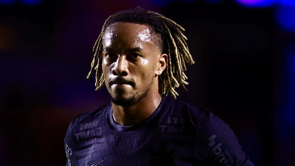 Carillo será titular na Venezuela - Foto: Marcello Zambrana/AGIF.