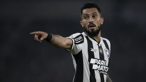 Alex Telles falou sobre a disputa entre Palmeiras e Botafogo.