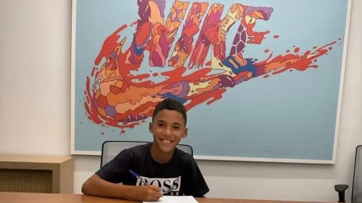 Arthur Vicente, de apenas 9 anos, assina contrato com a Nike. Foto: Reprodução / Redes Sociais