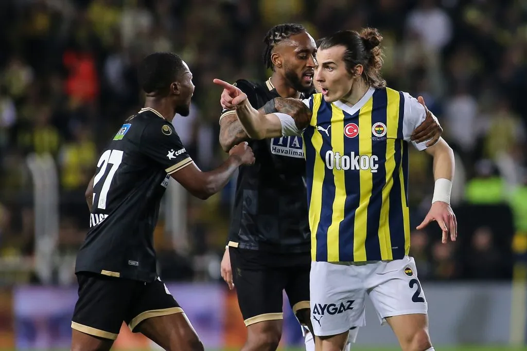 Loide Augusto (esq.) em clássico contra o Fenerbahce na Turquia – Foto: Ahmad Mora/Getty Images