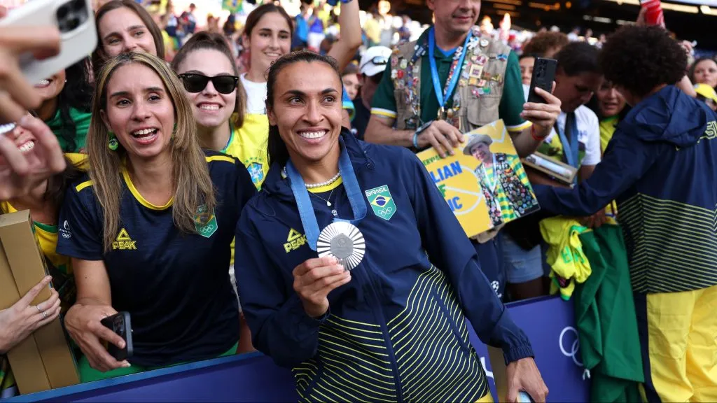 Marta com sua medalha de prata nas Olimpíadas de Paris 2024