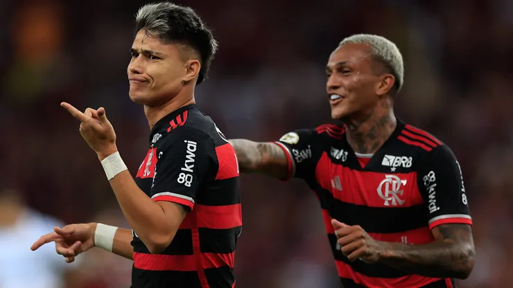 Wesley (à direita) é alvo de 4 clubes da Arábia Saudita, entre eles o Al-Nassr de CR7