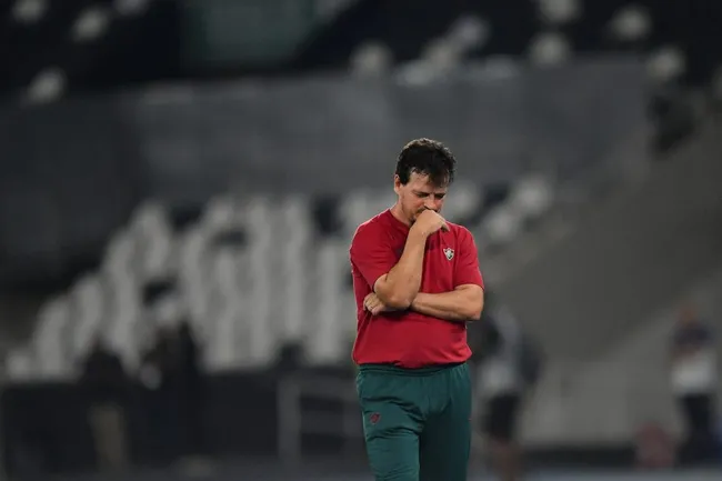 Fernando Diniz atuando como técnico do Fluminense – Foto: Thiago Ribeiro/AGIF