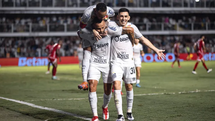 Alvinegro levou a melhor na Vila - Foto: Abner Dourado/AGIF.