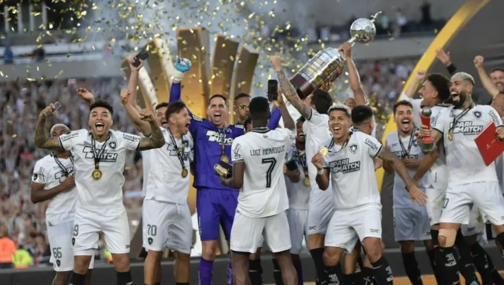 Barboza, comemora com companheiros de elenco do Botafogo o título da Libertadores 2024. Foto: Reprodução/ X @LibertadoresBR