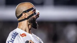 Thaciano, meia do Santos comemora segundo gol na Vila Belmiro e leva torcida à loucura