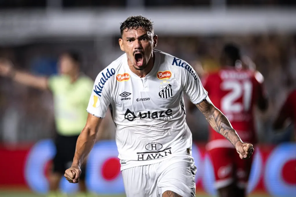 Tiquinho comemorando o gol marcado. Foto: Abner Dourado/AGIF