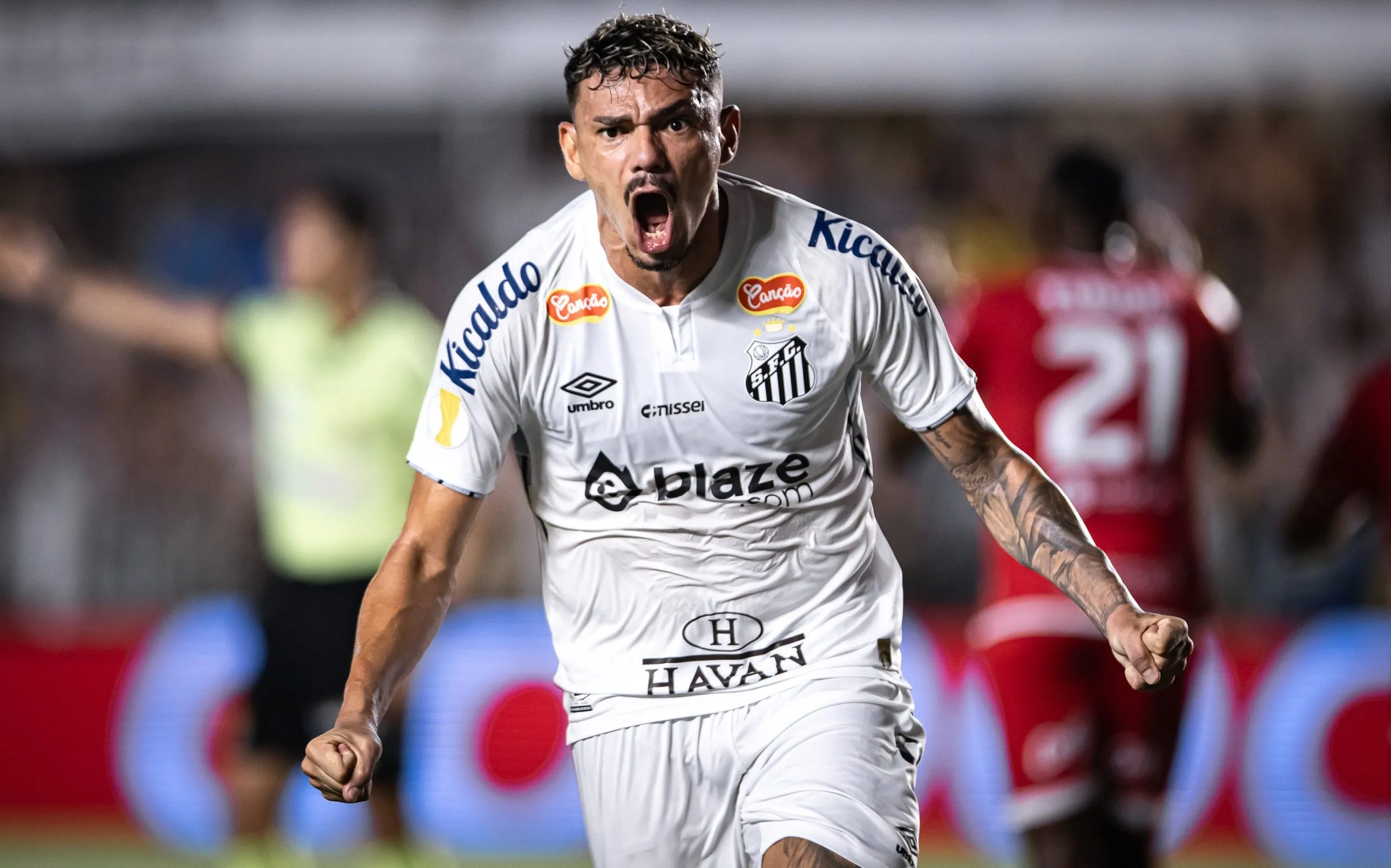Tiquinho Soares, centroavante do Santos comemora seu gol durante partida contra o Noroeste na Vila Belmiro pelo campeonato Paulista 2025. Foto: Abner Dourado/AGIF