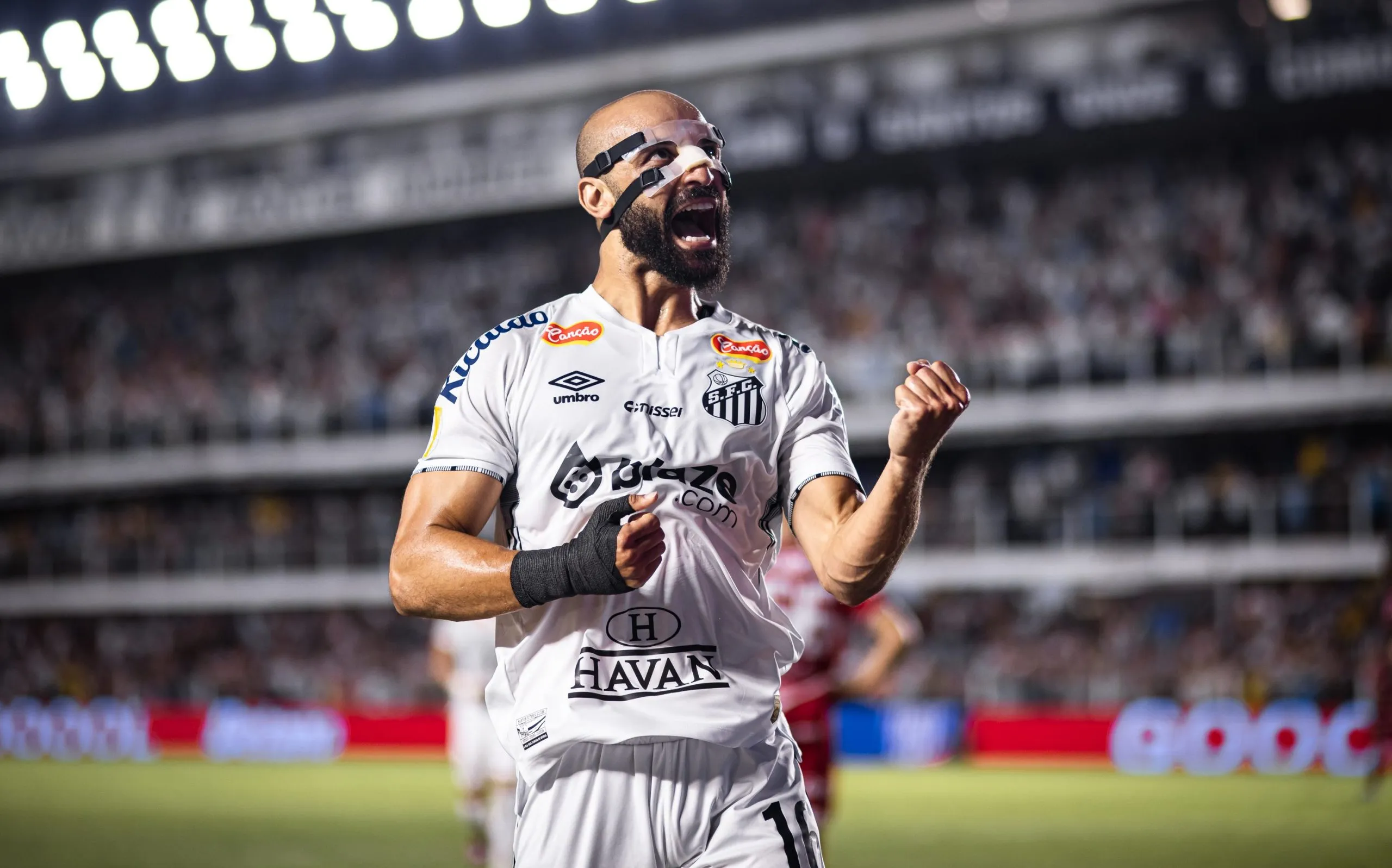 Thaciano, meia-atacante comemora seu segundo gol com a camisa 16 do Santos sobre Noroeste na Vila Belmiro pelo Paulistão 2025. Foto: Abner Dourado/AGIF