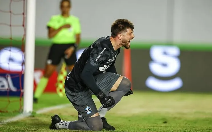 Tiago Volpi, paredão do Imortal comemorou a classificação da equipe e seu desempenho em campo. Foto: Lucas Uebel/Grêmio FBPA