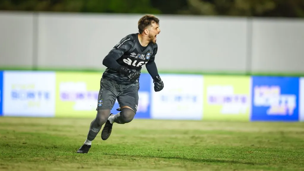 Tiago Volpi, em partida do Grêmio