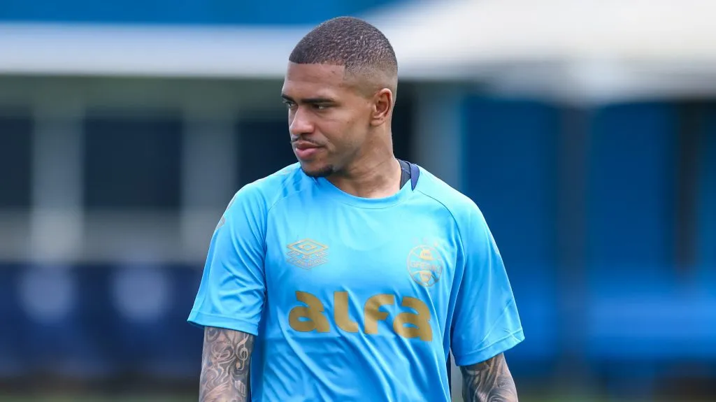 Lucas Esteves durante treinamento no CT.