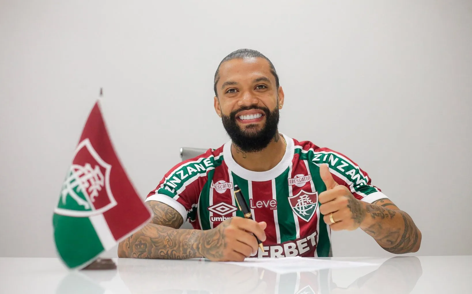 Otávio, realizou exames médicos e assinou em definitivo com o Tricolor e vestirá a camisa número 94. Foto: Lucas Merçon ; Marcelo Gonçalves/FFC