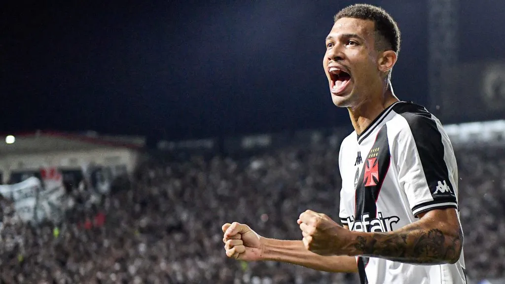 João Victor pode sair do Vasco - Foto: Thiago Ribeiro/AGIF.