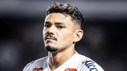 Tiquinho durante a execução do hino nacional.