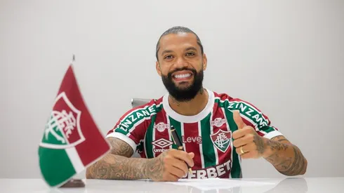 Otávio assinando com o Fluminense - Marcelo Gonçalves/FFC