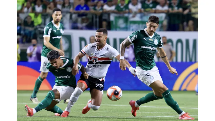 SP - SAO PAULO - 16/02/2025 - PAULISTA 2025, PALMEIRAS X SAO PAULO - Facundo Torres jogador do Palmeiras disputa lance com Alisson jogador do Sao Paulo durante partida no estadio Arena Allianz Parque pelo campeonato Paulista 2025. Foto: Marcello Zambrana/AGIF