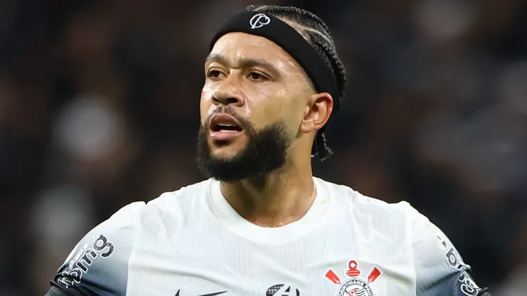 Memphis Depay jogador do Corinthians lamenta durante partida contra o Bahia no estádio Arena Corinthians pelo campeonato Brasileiro A 2024.