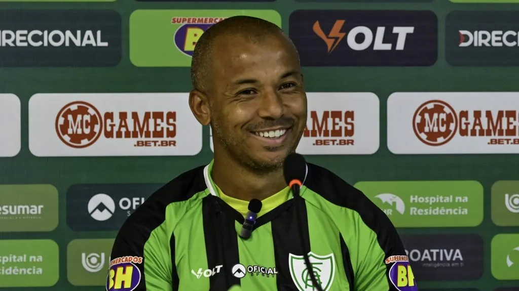 Mariano sendo apresentado pelo Coelho