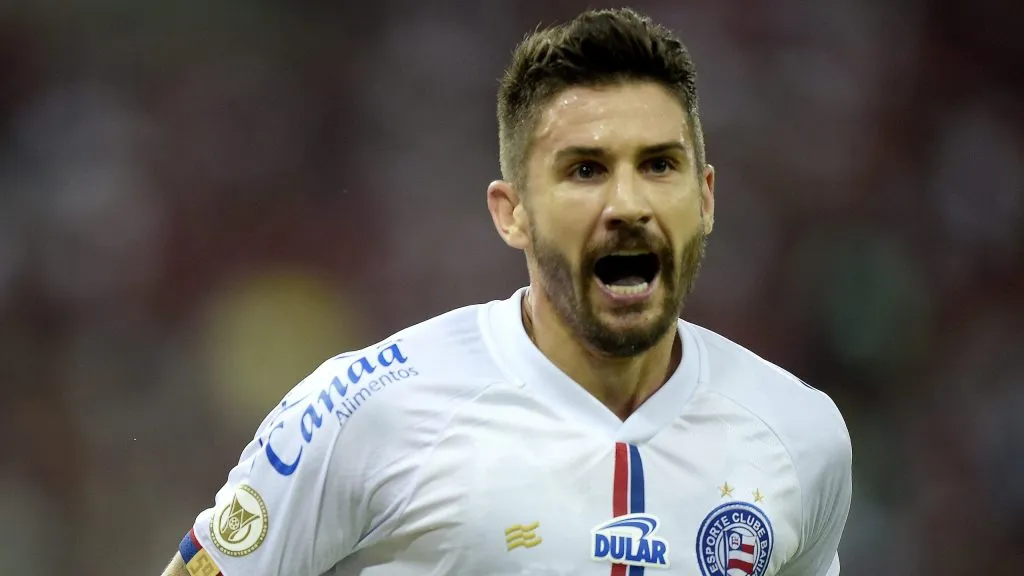 Everaldo jogador do Bahia comemora seu gol durante partida contra o Flamengo no estádio Maracanã pelo campeonato Brasileiro A 2024. Foto: Alexandre Loureiro/AGIF