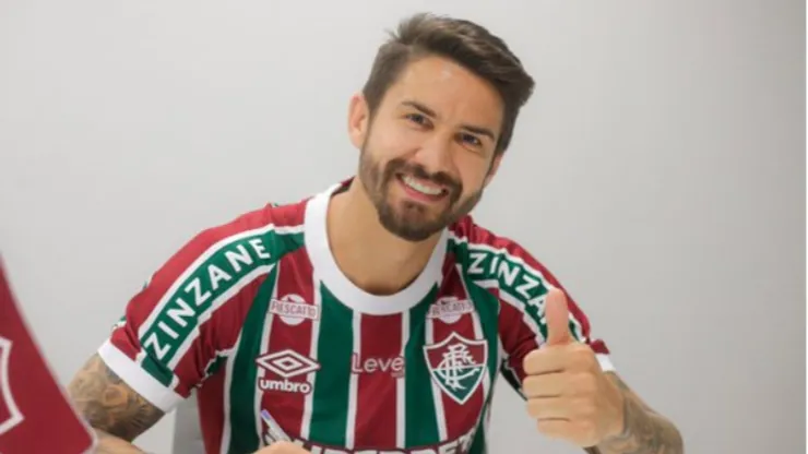 Everaldo assinando contrato com o Fluminense (Foto: Marcelo Gonçalves/FFC)