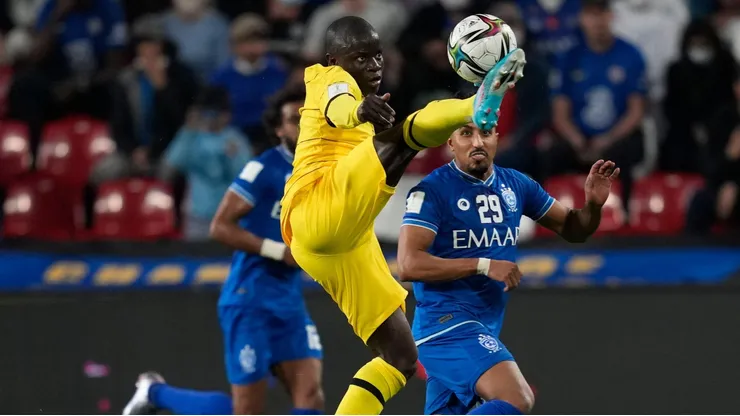 N’golo Kanté domina a bola em partida diante do Al-Hilal. Foto: Associated Press / Alamy Stock Photo