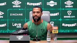 Otávio em entrevista com a camisa do Fluminense - Foto: Reprodução/YouTube