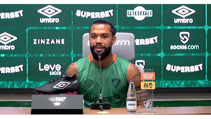 Otávio em entrevista com a camisa do Fluminense - Foto: Reprodução/YouTube