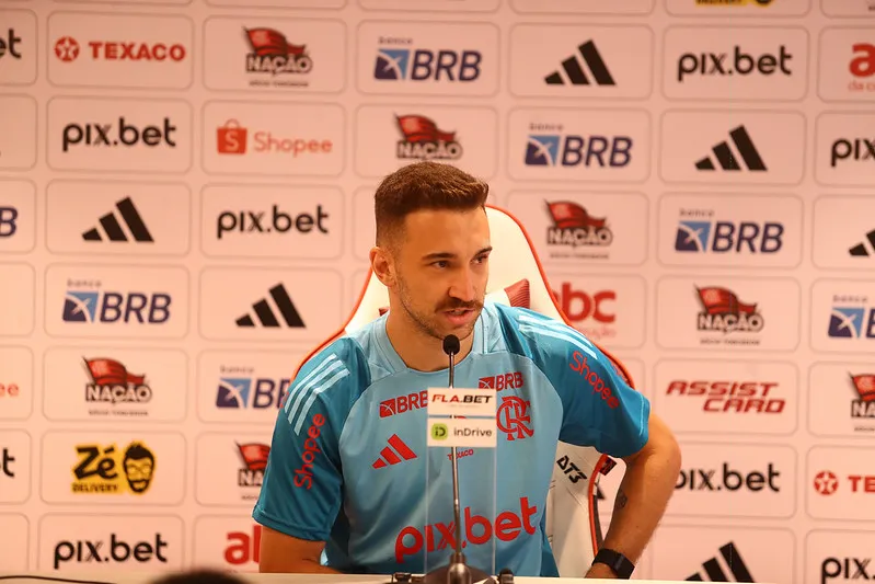 Léo Ortiz durante entrevista coletiva no Ninho do Urubu. Foto: Gilvan de souza/Flamengo