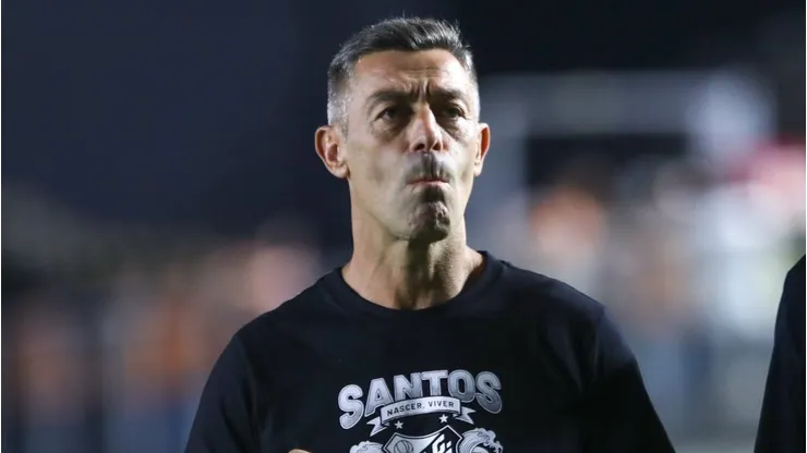 Pedro Caixinha técnico do Santos antes da partida contra o Agua Santa no estádio Vila Belmiro pelo campeonato Paulista 2025.