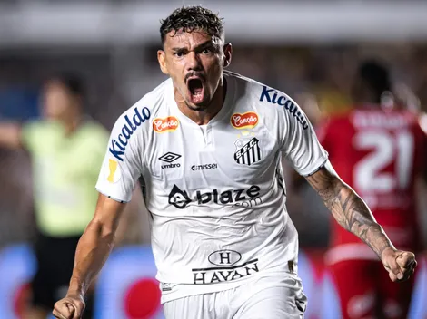 Tiquinho Soares comemora gol pelo Santos e a vitória