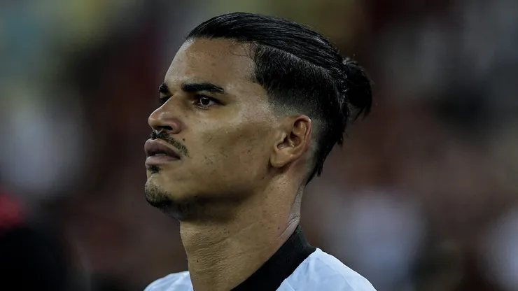 Danilo Barbosa, jogador do Botafogo durante partida contra o Flamengo no estadio Maracana pelo campeonato Carioca 2024. Foto: Thiago Ribeiro/AGIF