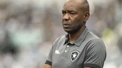 RJ - RIO DE JANEIRO - 02/07/2023 - BRASILEIRO A 2023, BOTAFOGO X VASCO - Claudio Cacapa tecnico do Botafogo durante partida contra o Vasco no estadio Engenhao pelo campeonato Brasileiro A 2023. Foto: Jorge Rodrigues/AGIF