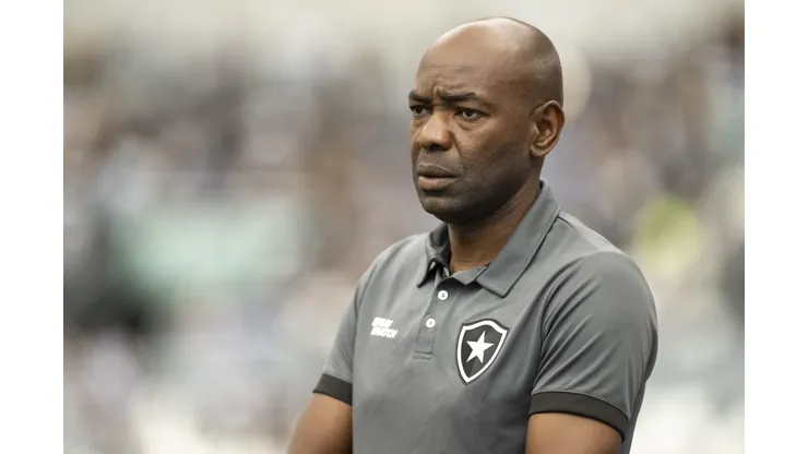 RJ - RIO DE JANEIRO - 02/07/2023 - BRASILEIRO A 2023, BOTAFOGO X VASCO - Claudio Cacapa tecnico do Botafogo durante partida contra o Vasco no estadio Engenhao pelo campeonato Brasileiro A 2023. Foto: Jorge Rodrigues/AGIF