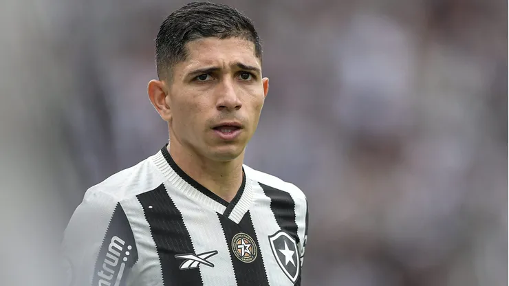 Savarino admite incômodo, mas garante foco no Botafogo.