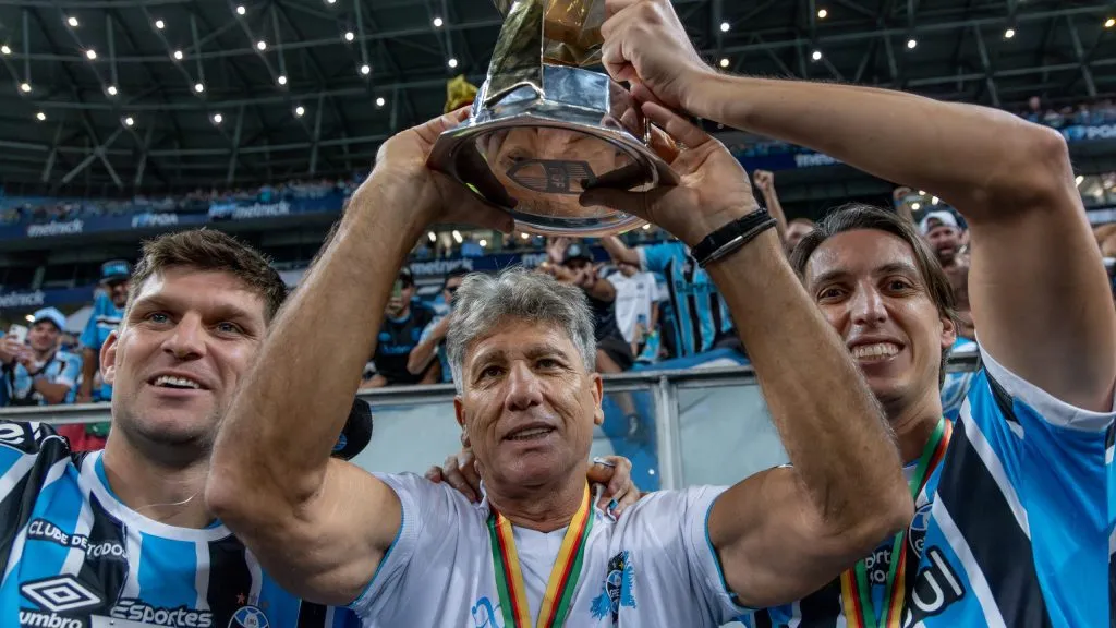 RS – PORTO ALEGRE – 06/04/2024 – GAUCHO 2024, GREMIO X JUVENTUDE – FINAL – Renato Portaluppi tecnico do Gremio comemora conquista do campeonato com Geromel e Kannemann apos partida contra o Juventude no estadio Arena do Gremio pelo campeonato Gaucho 2024. Foto: Liamara Polli/AGIF