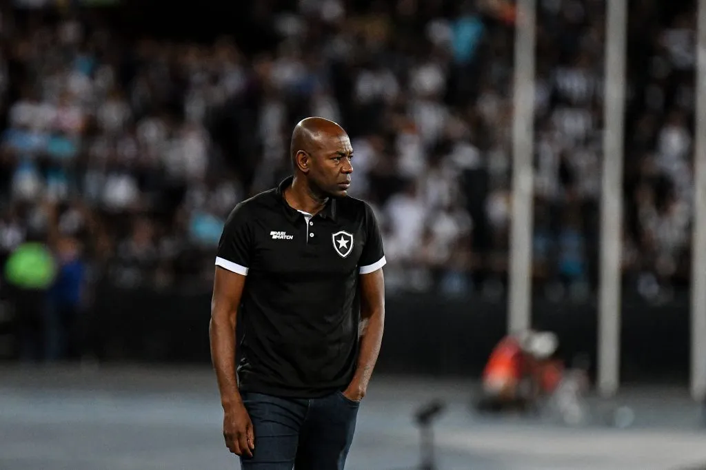 RJ – RIO DE JANEIRO – 15/07/2023 – BRASILEIRO A 2023, BOTAFOGO X BRAGANTINO – Claudio Cacapa tecnico do Botafogo durante partida contra o Bragantino no estadio Engenhao pelo campeonato Brasileiro A 2023. Foto: Thiago Ribeiro/AGIF