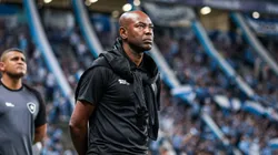 Claudio Caçapa técnico do Botafogo durante partida contra o Grêmio no estádio Arena do Grêmio pelo campeonato Brasileiro A 2023. Foto: Maxi Franzoi/AGIF