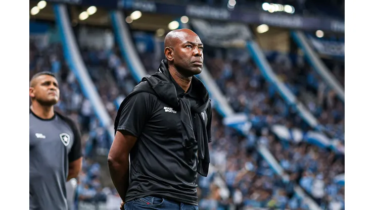 Claudio Caçapa técnico do Botafogo durante partida contra o Grêmio no estádio Arena do Grêmio pelo campeonato Brasileiro A 2023. Foto: Maxi Franzoi/AGIF