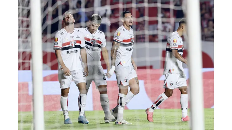 Calleri jogador do São Paulo comemora seu gol com jogadores do seu time durante partida contra o Ponte Preta no estádio Morumbi pelo campeonato Paulista 2025. Foto: Marcello Zambrana/AGIF