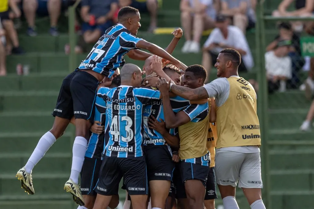 RS – ERECHIM – 15/02/2025 – GAUCHO 2025, YPIRANGA X GREMIO – Monsalve jogador do Gremio comemora seu gol com jogadores do seu time durante partida contra o Ypiranga no estadio Colosso da Lagoa pelo campeonato Gaucho 2025. Foto: Liamara Polli/AGIF