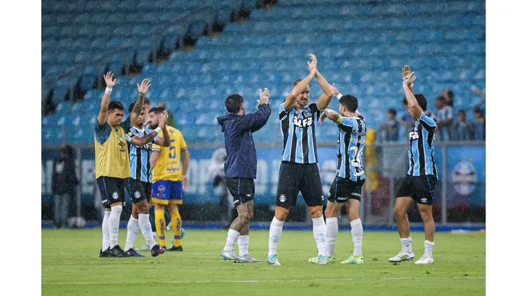 Jogadores do Grêmio comemoram vitória ao final da partida contra o Pelotas no estádio Arena do Grêmio pelo campeonato Gaúcho 2025. Foto: Maxi Franzoi/AGIF