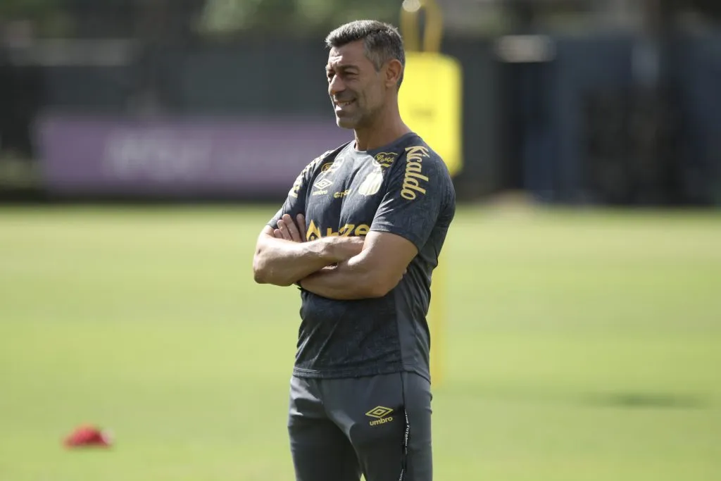 Caixinha técnico do Santos durante treino no Centro de Treinamento CT Rei Pelé, nesta segunda feira (13). Foto: Reinaldo Campos/AGIF