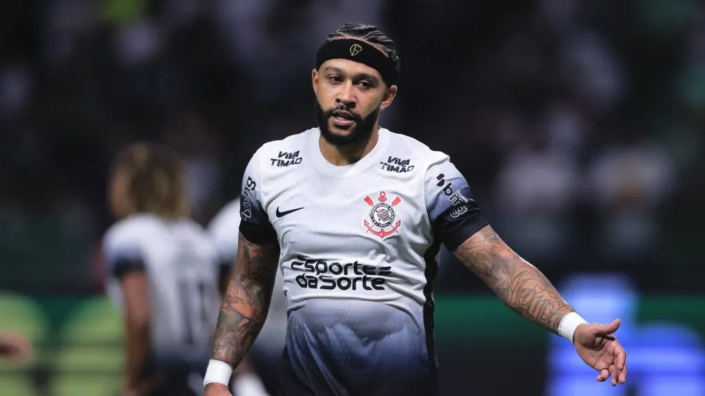 Memphis Depay em partida do Corinthians