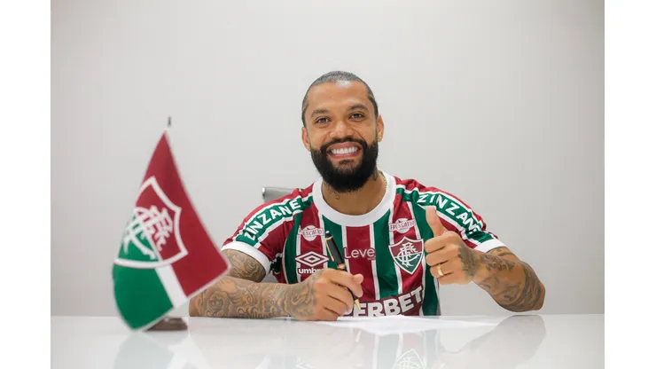 Otávio com a camisa do Fluminense - Foto: Site oficial do Fluminense
