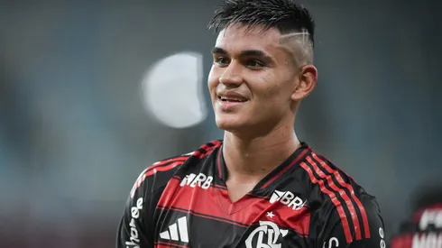 Alcaraz jogador do Flamengo comemora seu gol durante partida. Foto: Thiago Ribeiro/AGIF