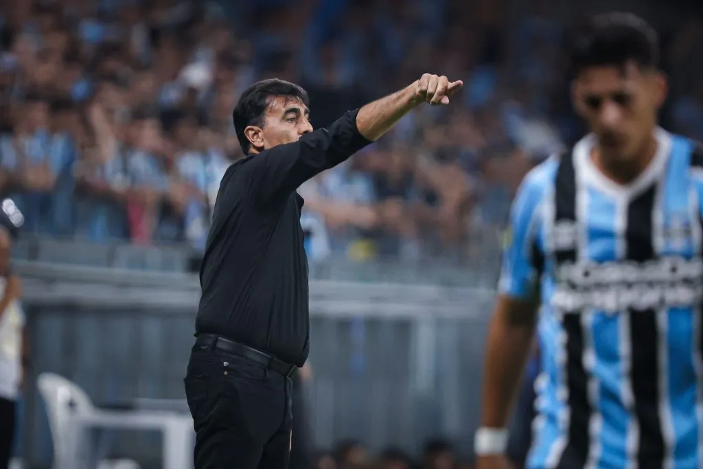 RS – PORTO ALEGRE – 08/02/2025 – GAUCHO 2025, GREMIO X INTERNACIONAL – Gustavo Quinteros tecnico do Gremio durante partida contra o Internacional no estadio Arena do Gremio pelo campeonato Gaucho 2025. Foto: Maxi Franzoi/AGIF