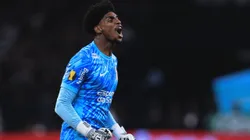 Hugo Souza defende pênalti - Foto: Ettore Chiereguini/AGIF