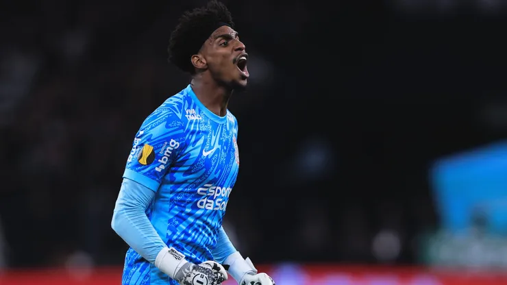 Hugo Souza defende pênalti - Foto: Ettore Chiereguini/AGIF